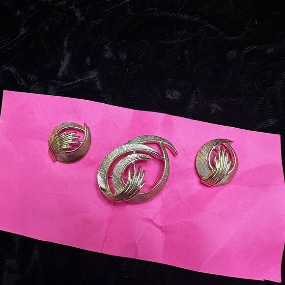 Sarah Coventry, gold tone, flair pin, and matching earrings - Picture 2 of 6